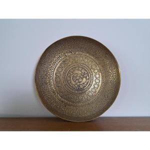 Iran , Qajar , Plat ciselé , Laiton , XIX°.
