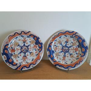 Paire de grands plats Imari , Porcelaine , Chine , Début XVIII°.