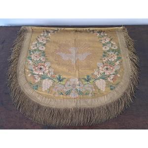Chaperon ou élément de dais , Soie brodée et fils de métal , Début XIX°.
