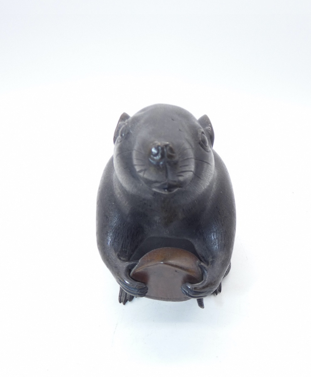SCULPTURE EN BRONZE ANIMALIERE REPRESENTANT UN RAT SIGNE ET MANGEANT UNE CHATAIGNE-photo-2