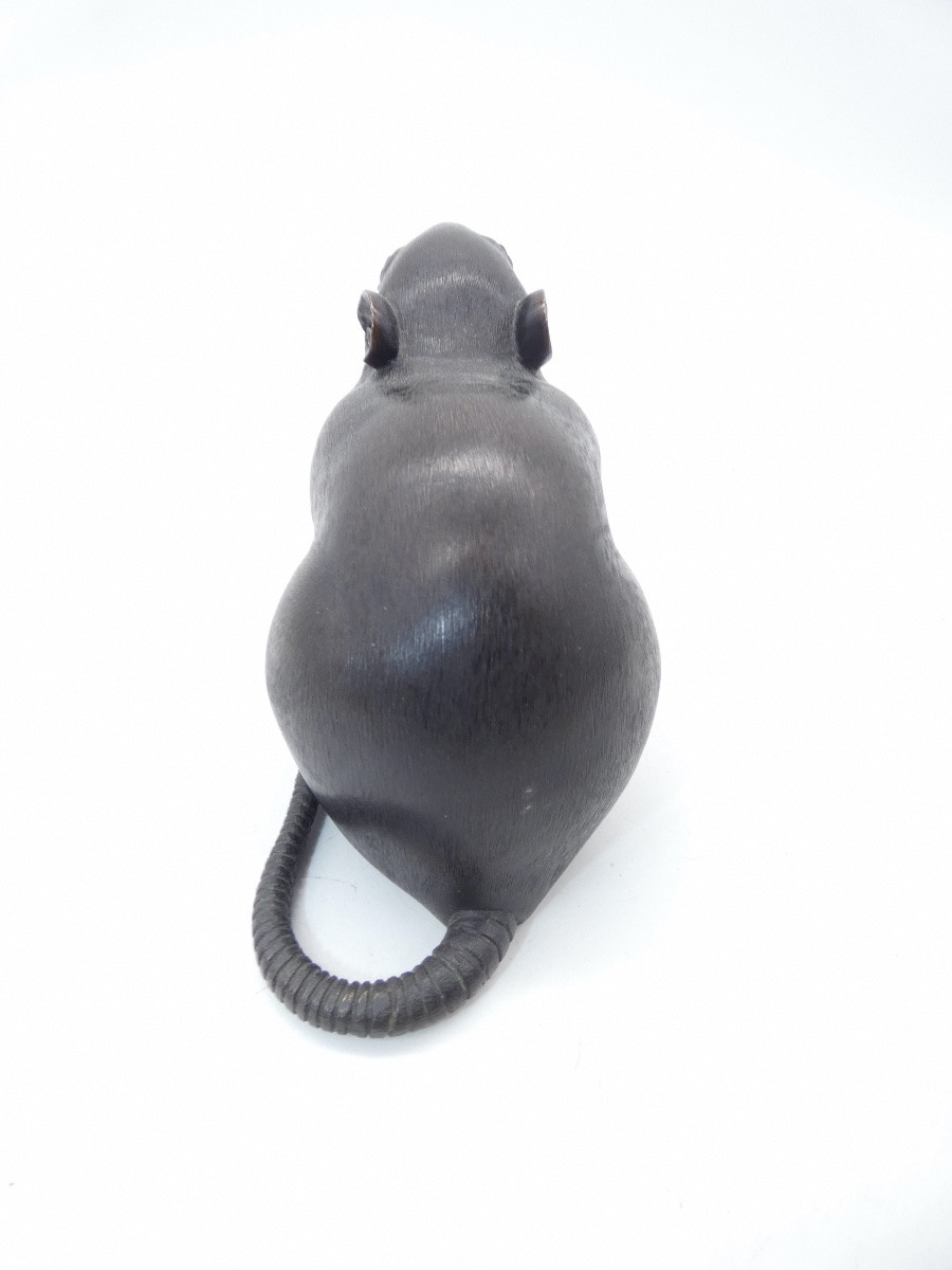 SCULPTURE EN BRONZE ANIMALIERE REPRESENTANT UN RAT SIGNE ET MANGEANT UNE CHATAIGNE-photo-4