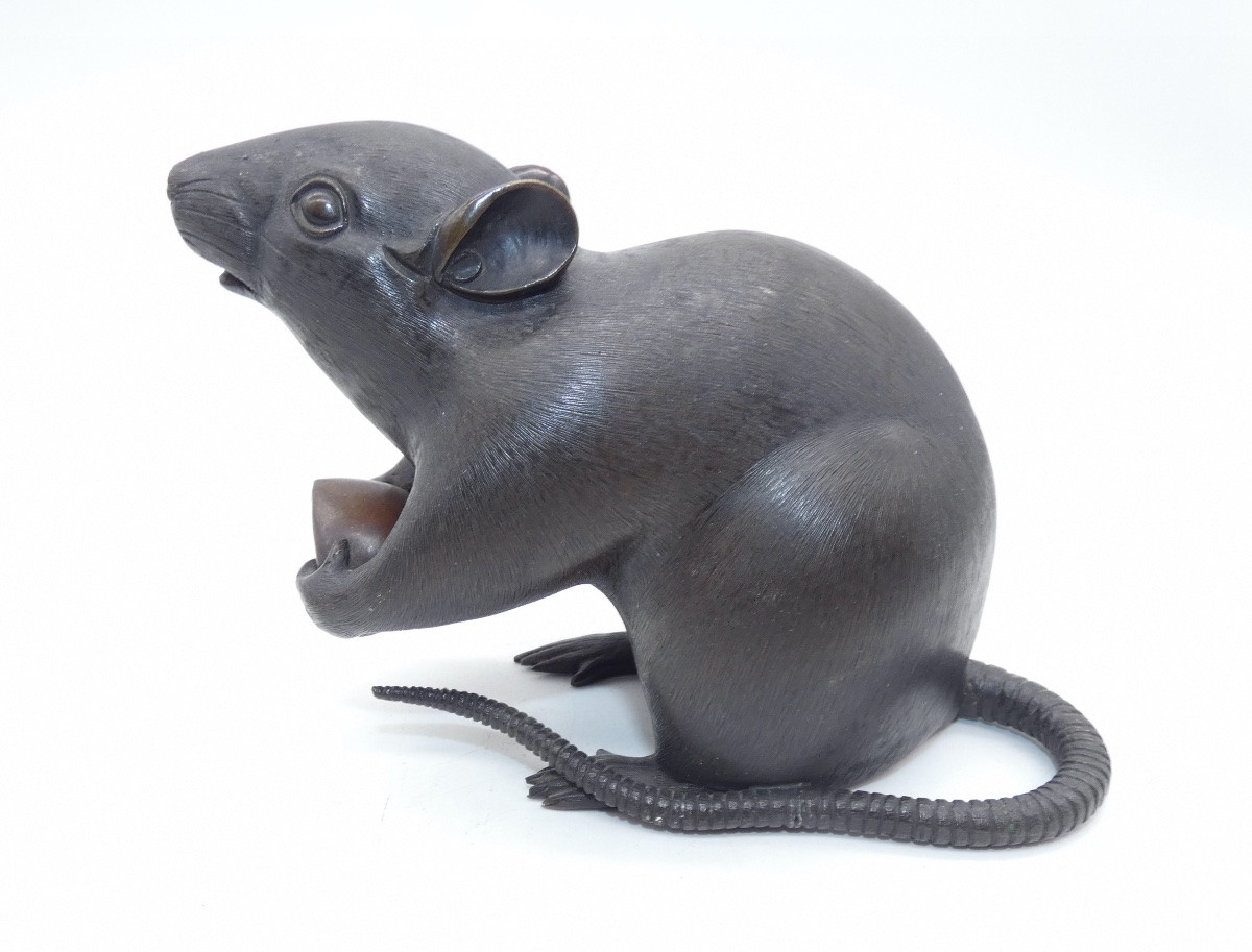 SCULPTURE EN BRONZE ANIMALIERE REPRESENTANT UN RAT SIGNE ET MANGEANT UNE CHATAIGNE-photo-1