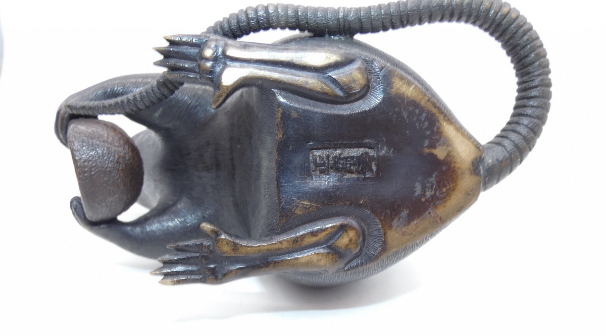 SCULPTURE EN BRONZE ANIMALIERE REPRESENTANT UN RAT SIGNE ET MANGEANT UNE CHATAIGNE-photo-2