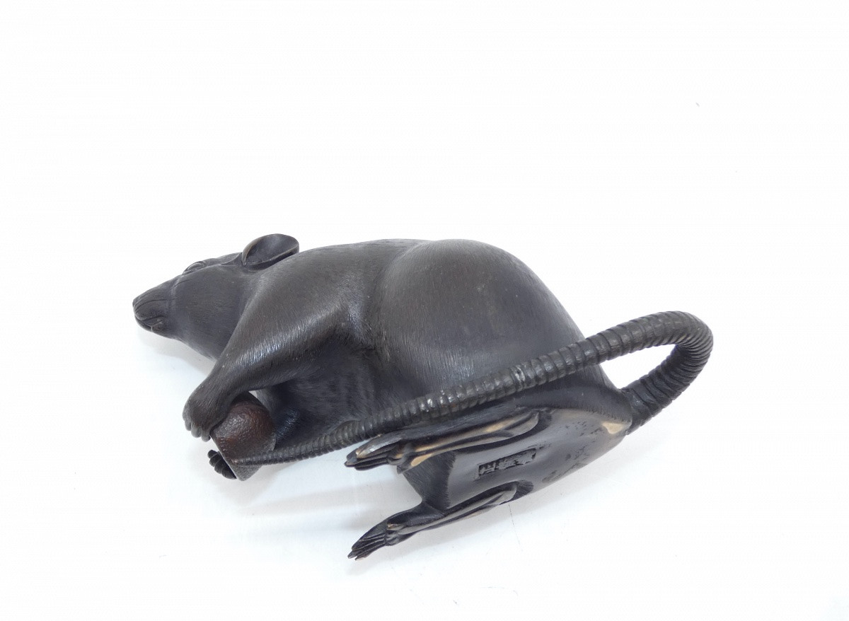 SCULPTURE EN BRONZE ANIMALIERE REPRESENTANT UN RAT SIGNE ET MANGEANT UNE CHATAIGNE-photo-3