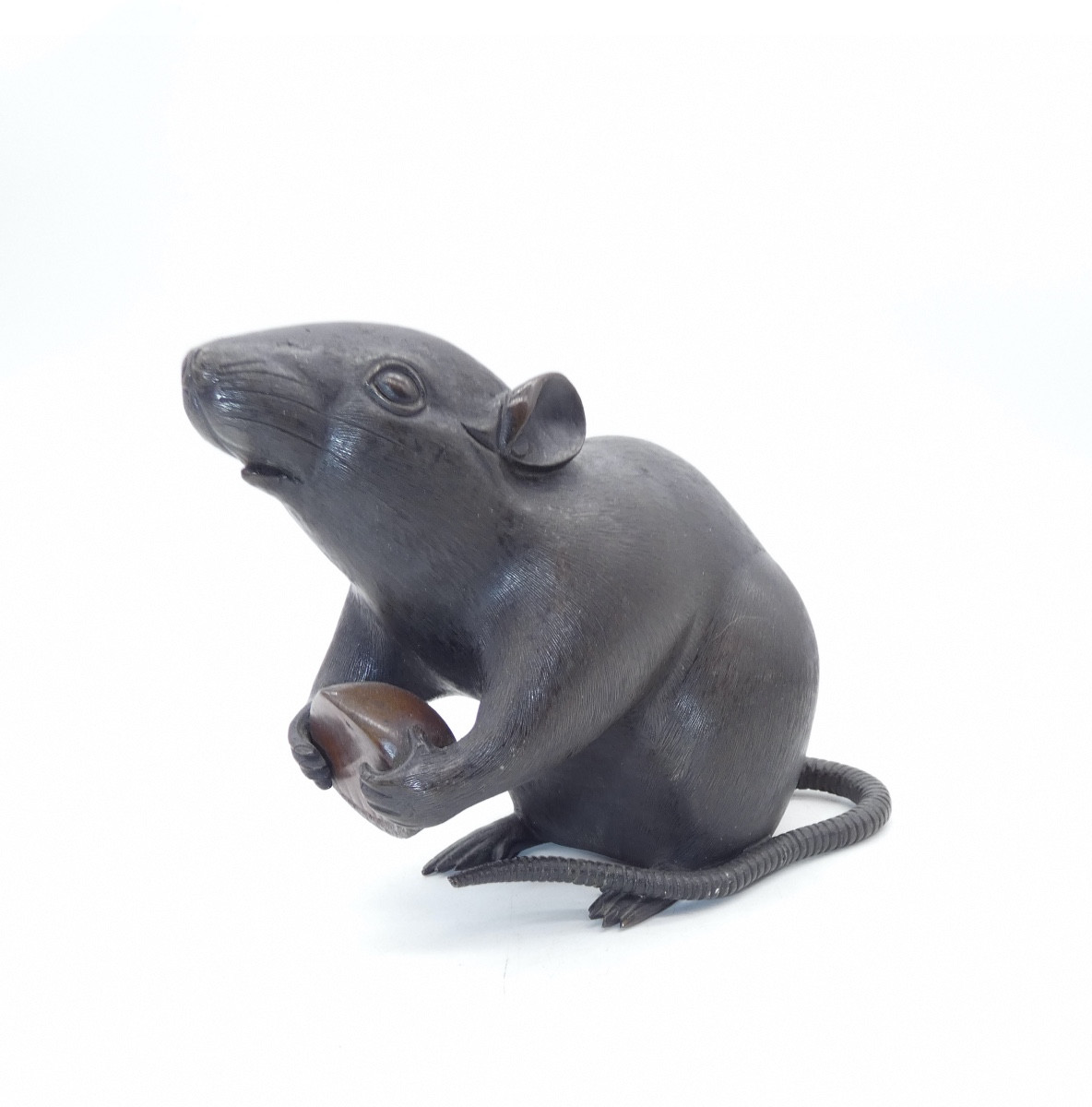 SCULPTURE EN BRONZE ANIMALIERE REPRESENTANT UN RAT SIGNE ET MANGEANT UNE CHATAIGNE