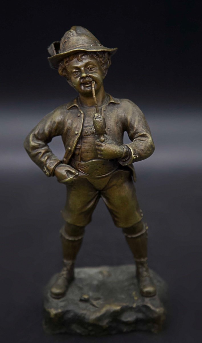 Small Chiseled Bronze Young Man Smoking A Pipe-photo-2
