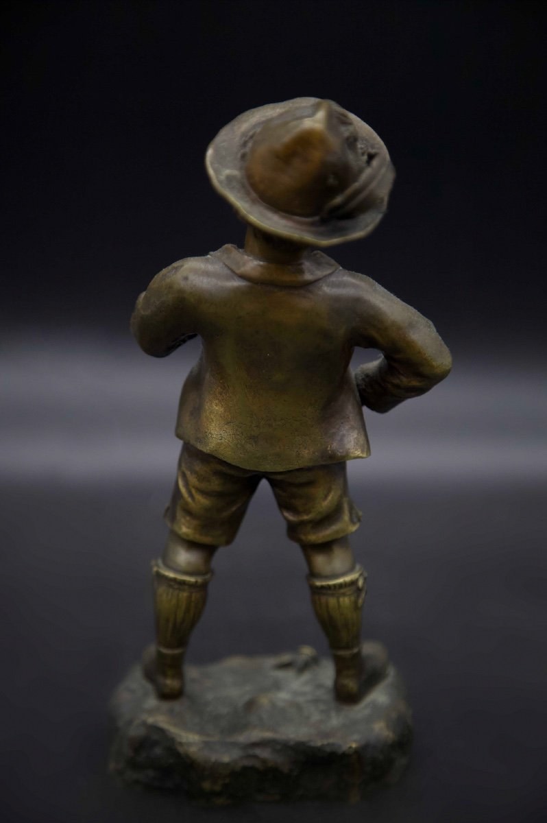 Small Chiseled Bronze Young Man Smoking A Pipe-photo-3