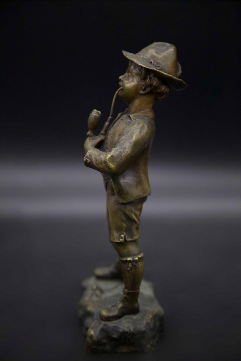 Small Chiseled Bronze Young Man Smoking A Pipe-photo-4