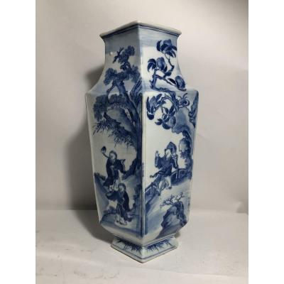 Très rare vase en porcelaine de chine blanc bleu quadrangulaine Début 19ème