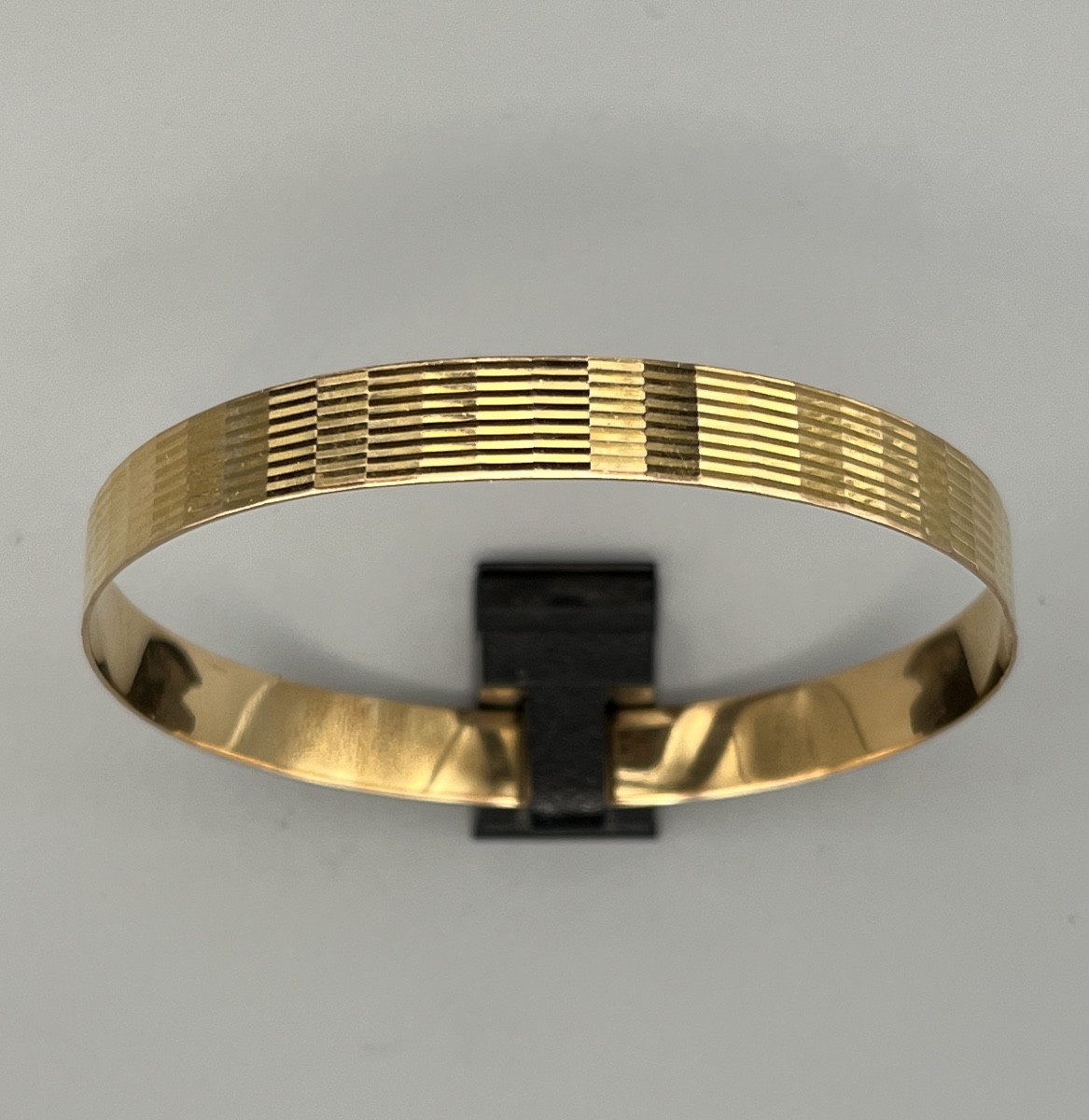 Bracelet jonc plat en or à décor guilloché 
