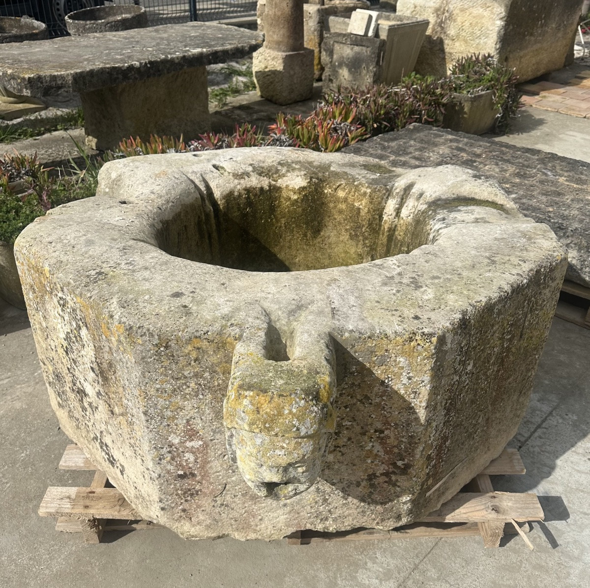 Margelle de puit avec gargouille monolithe haute époque -photo-3