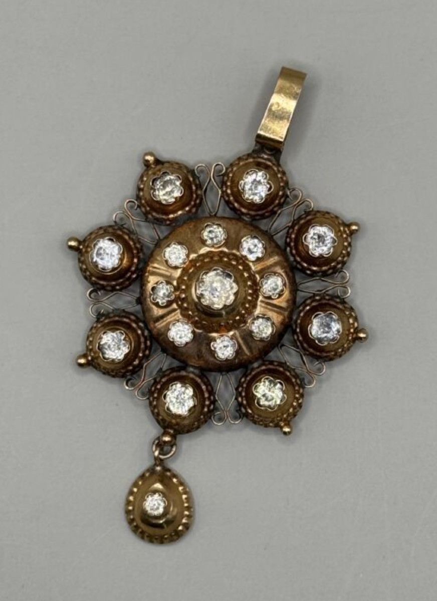  Bijou régional, pendentif Rose du Velay, en or jaune 750 millième.