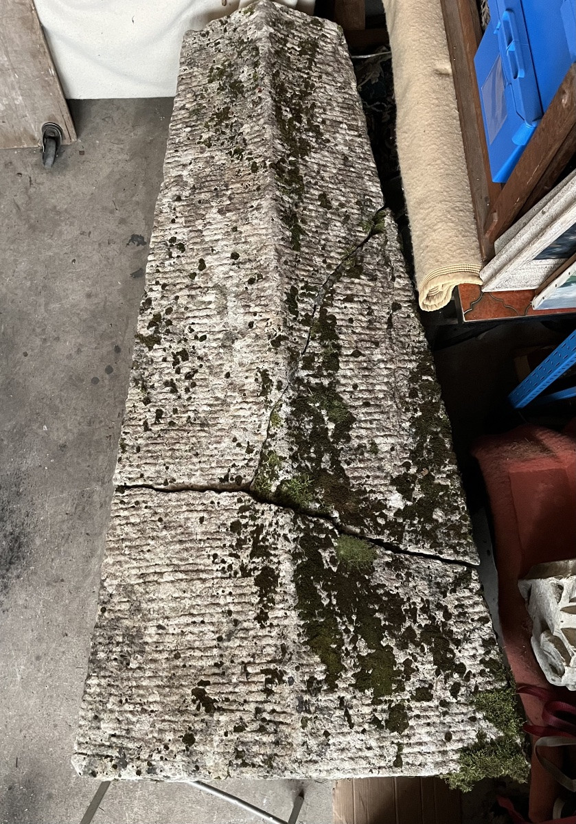 Sarcophage Mérovingien en calcaire -photo-2