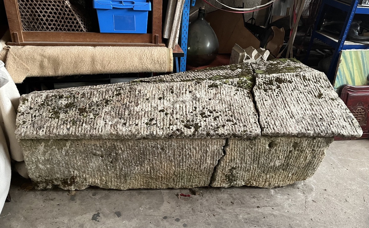 Sarcophage Mérovingien en calcaire 
