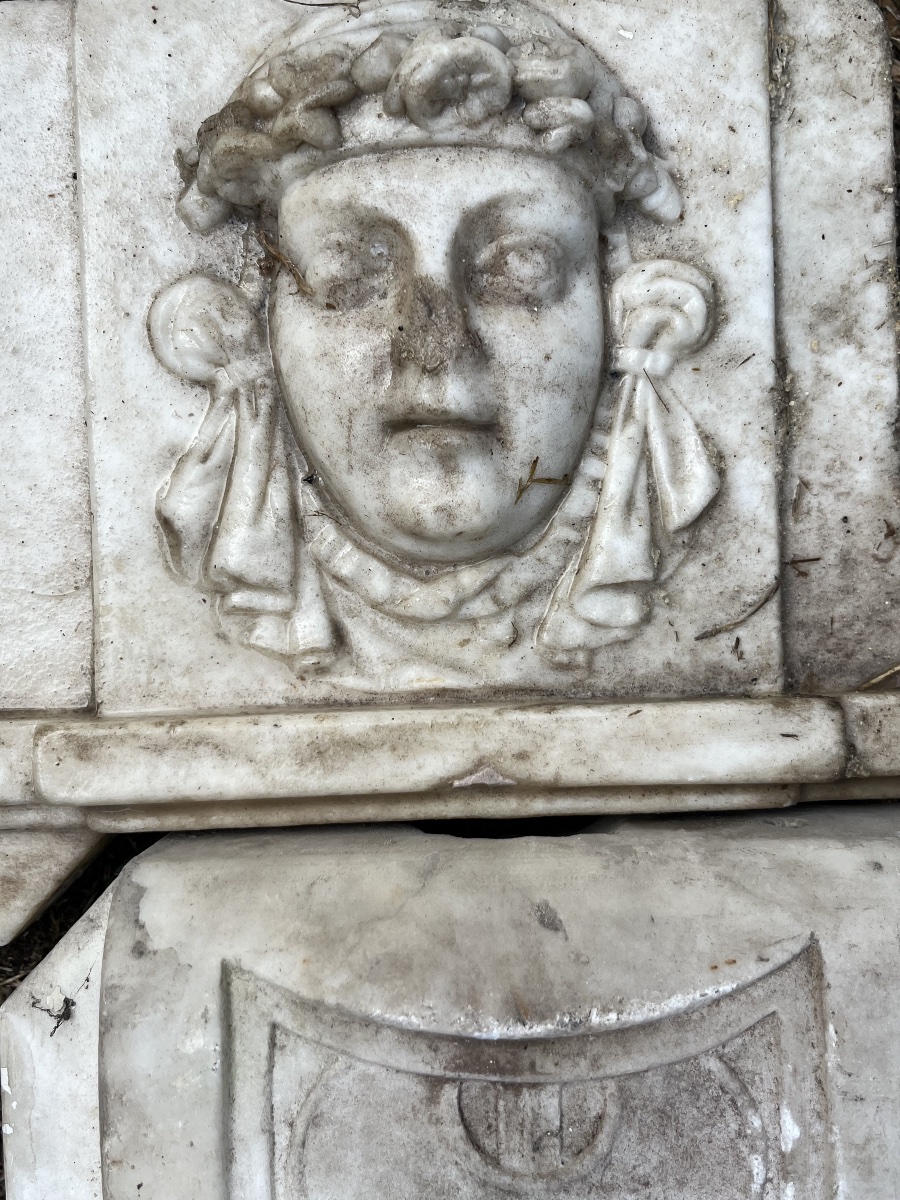 18th-century Marble Fireplace In Need Of Restoration -photo-3