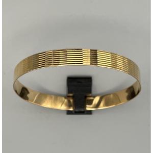 Bracelet jonc plat en or à décor guilloché 