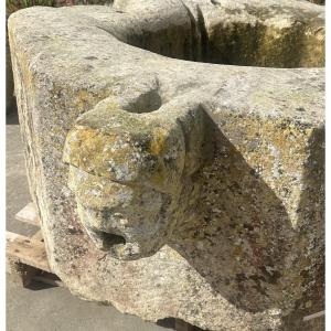 Margelle de puit avec gargouille monolithe haute époque 
