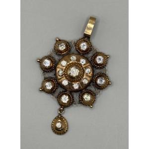  Bijou régional, pendentif Rose du Velay, en or jaune 750 millième.