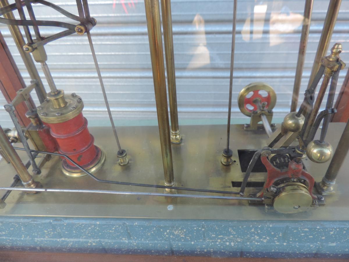 Moteur à Vapeur  à Balancier Sous Vitrine -photo-1