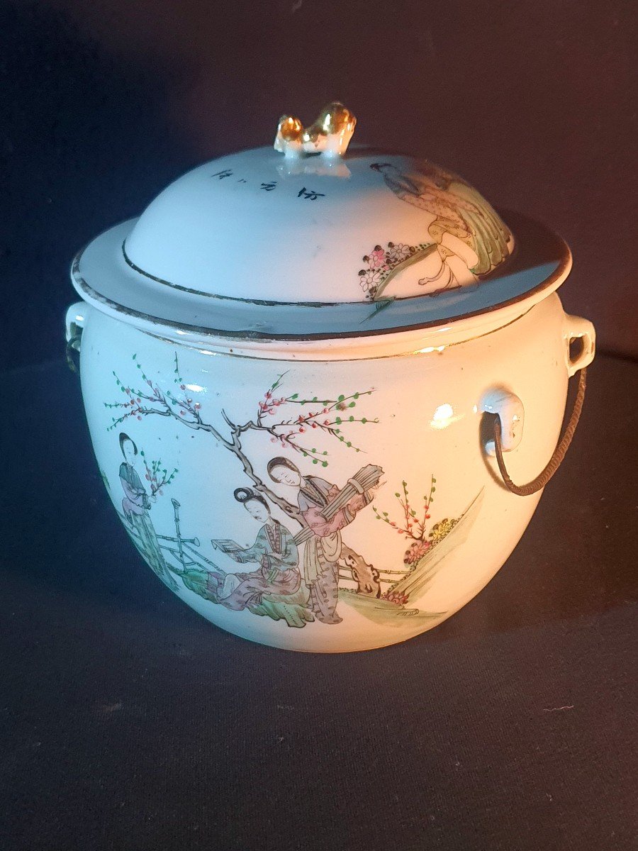 China Porcelain Covered Pot. Pink Family.-photo-3