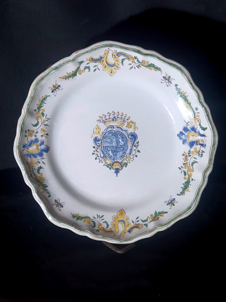 Assiette Moustiers Armoiries XVIII Siècle. 