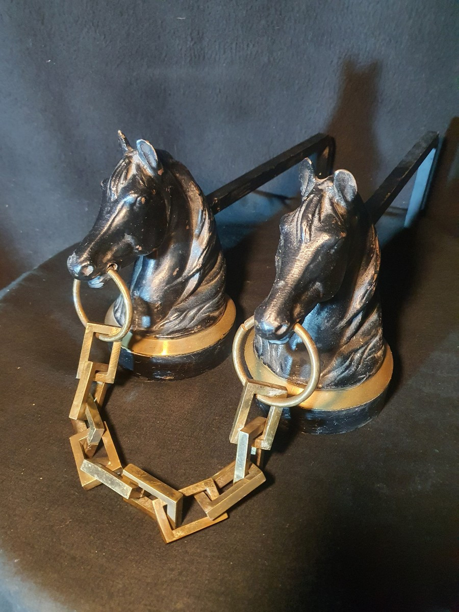 Paire de chenets têtes de chevaux dans le goût Jacques Adnet. 