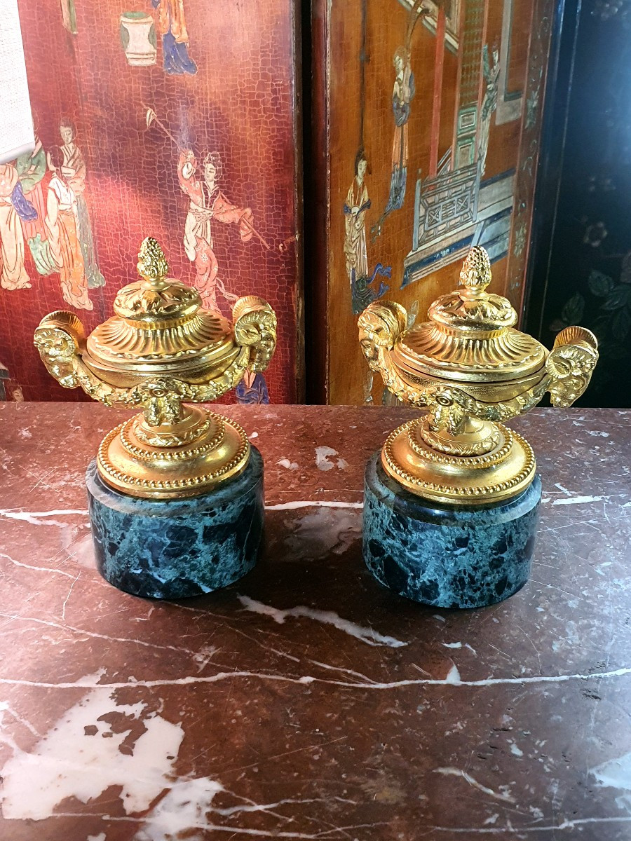 Paire de cassolettes Louis XVI bronze doré.