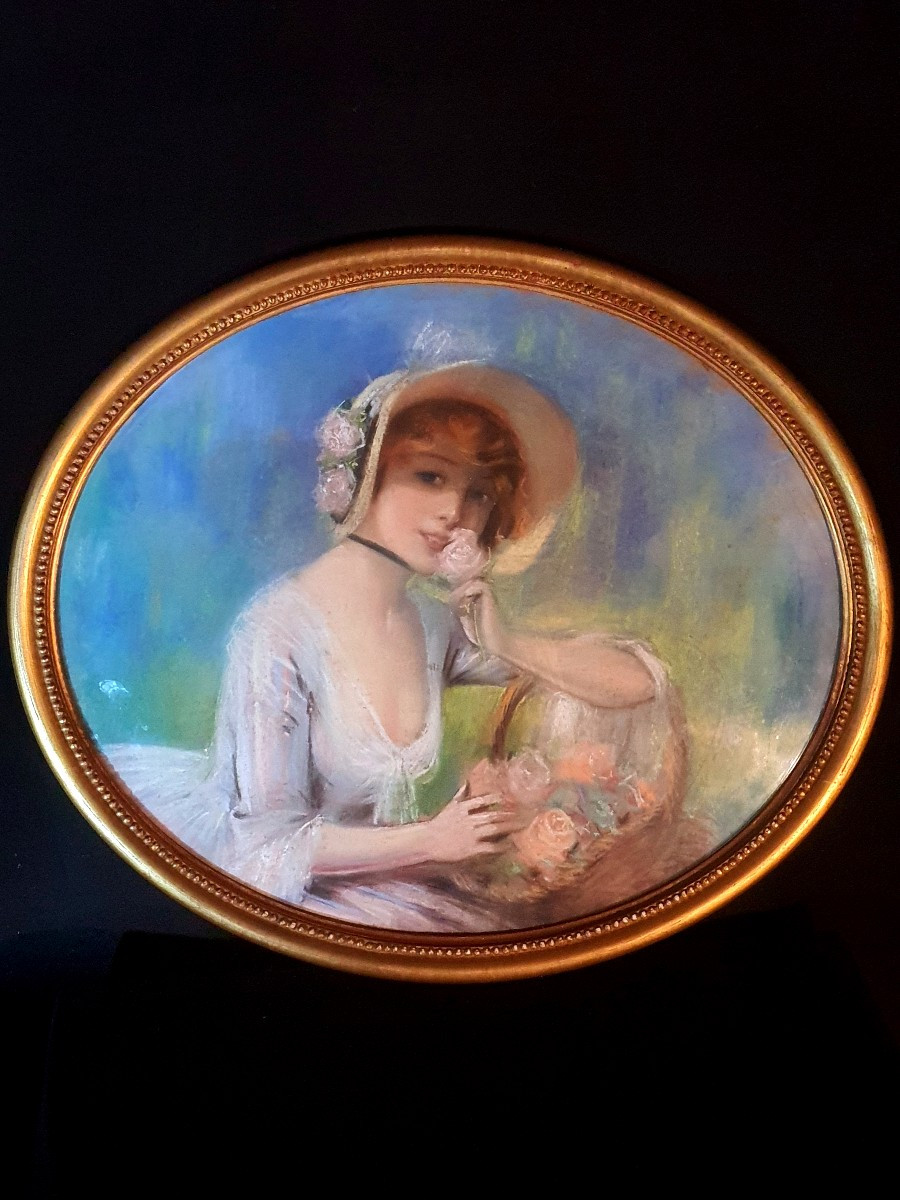 Tableau ovale jeune femme aux fleurs. 