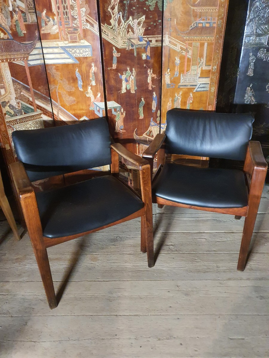 Paire de fauteuils scandinaves ou série de quatre. 