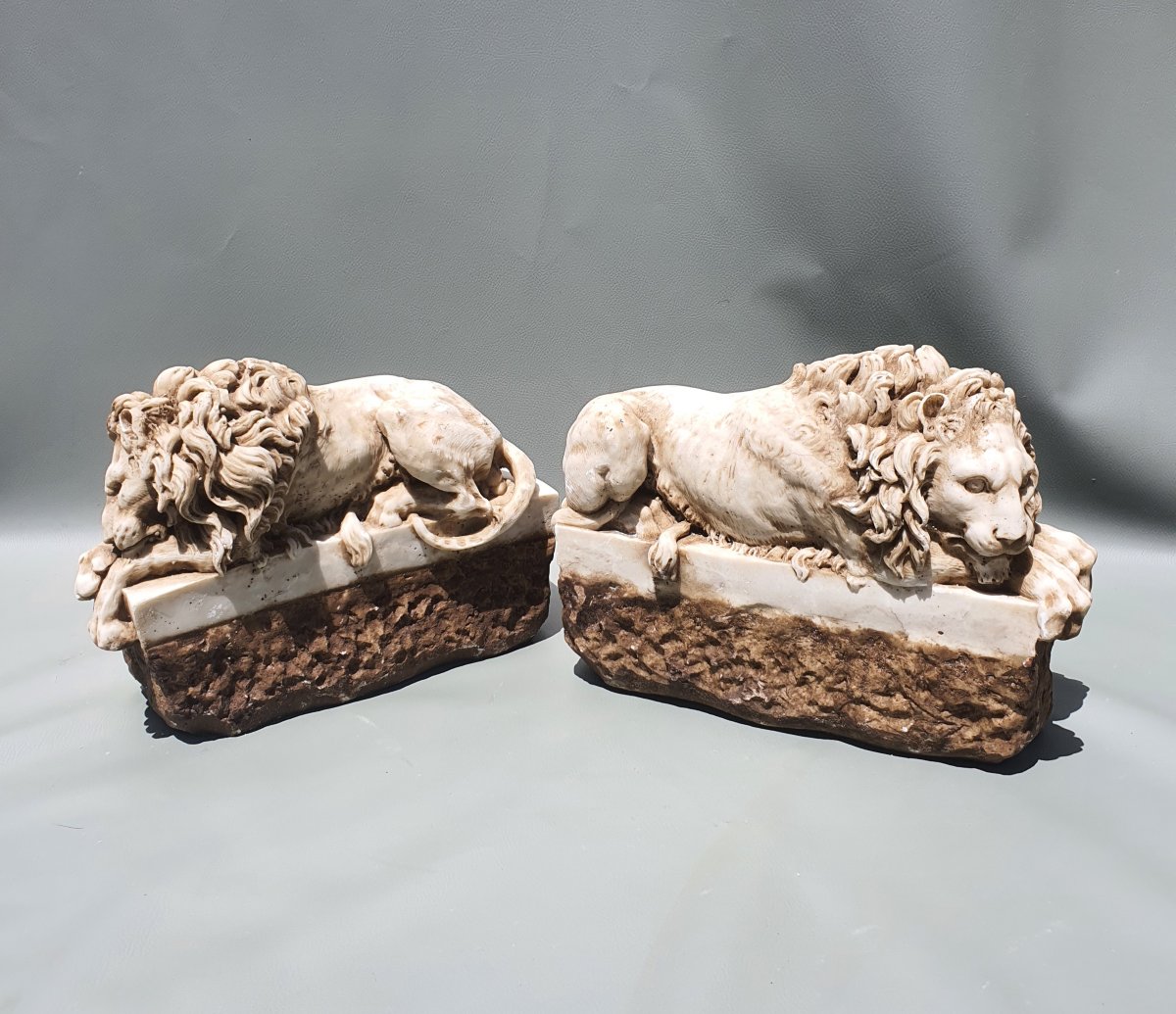 Paire de lions marbre.-photo-2