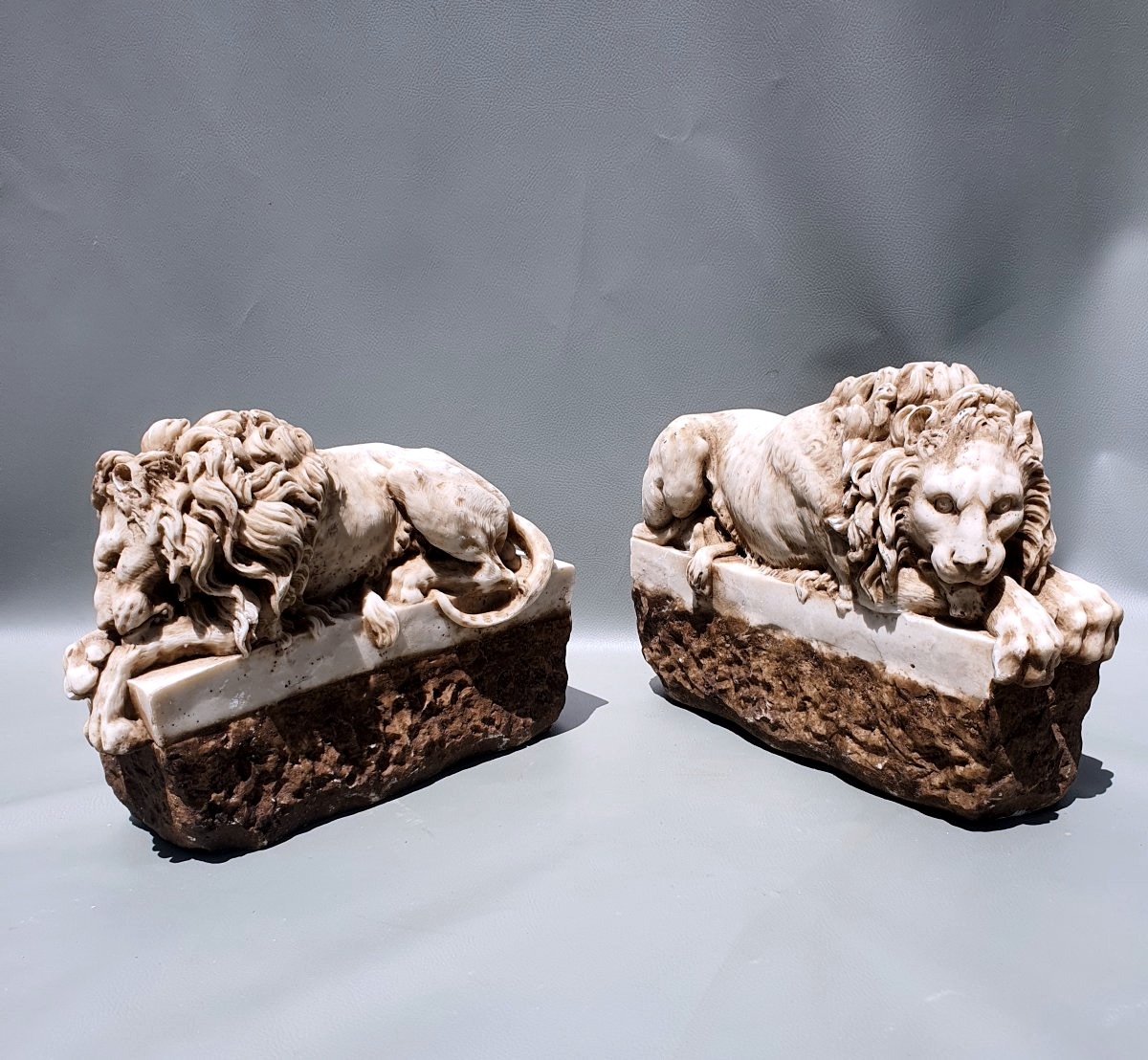 Paire de lions marbre.