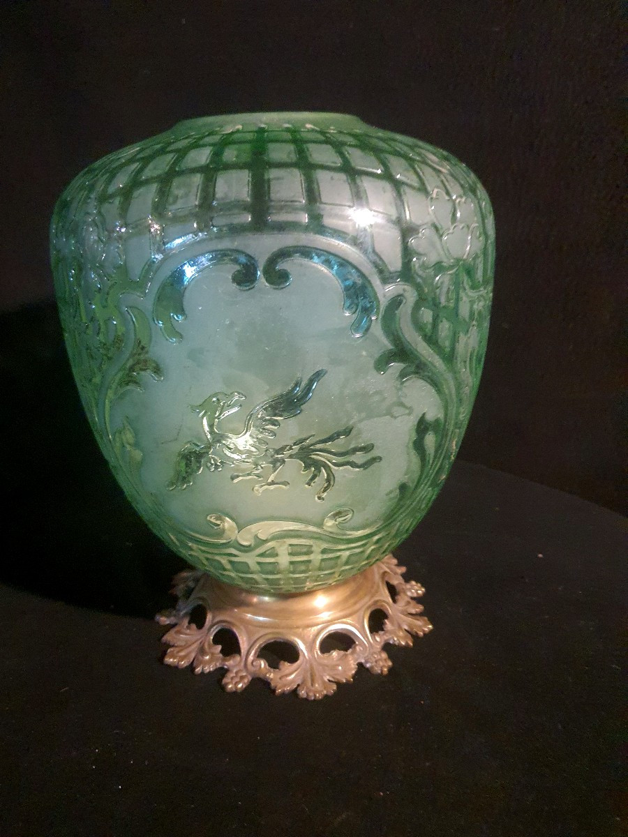 Vase décor Chine vert ouraline attribué Baccarat. 