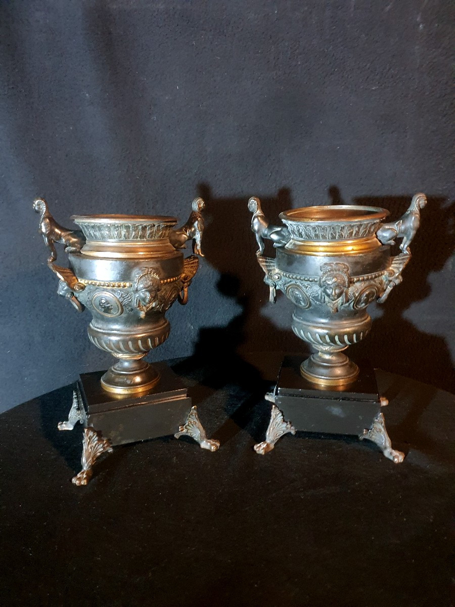 Paire de vases medicis aux sphinges.