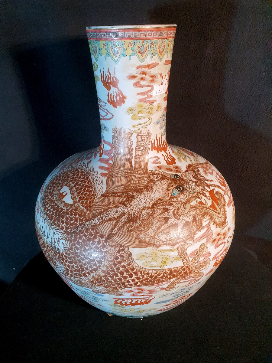 Large Dragon Vase China Qing Dynasty.