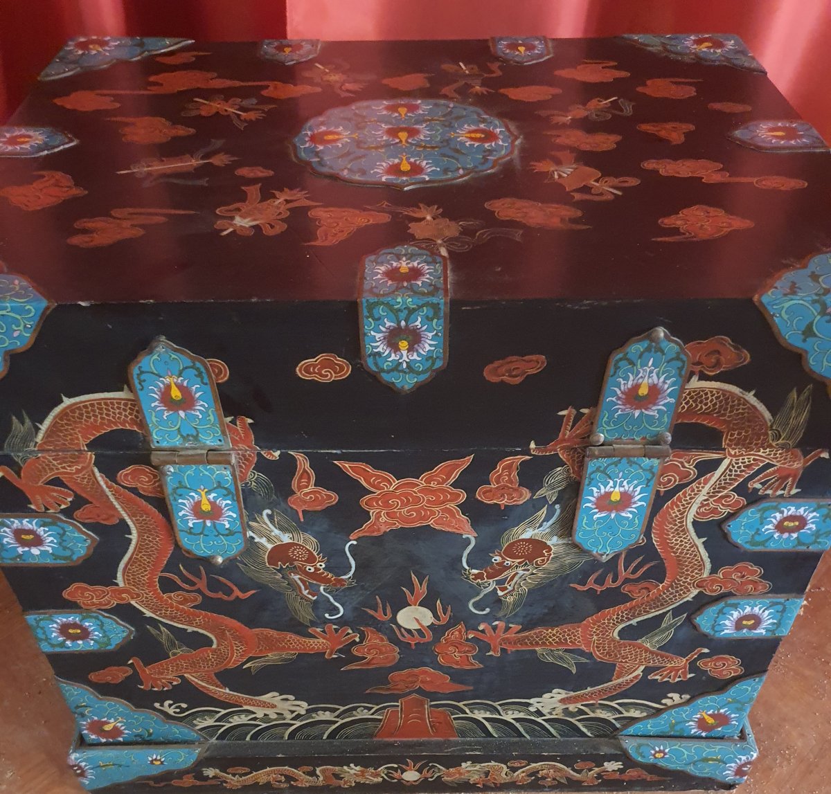 Chinese Chest With Dragon Design. -photo-3