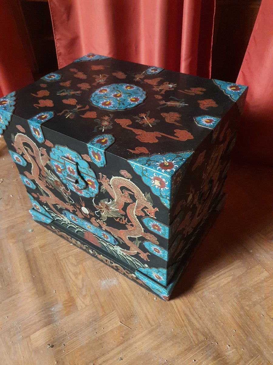 Chinese Chest With Dragon Design. -photo-4
