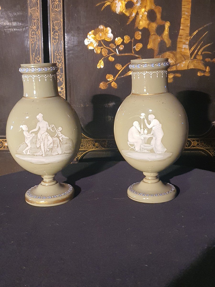 Paire De Vases Opaline. Wedgwood.