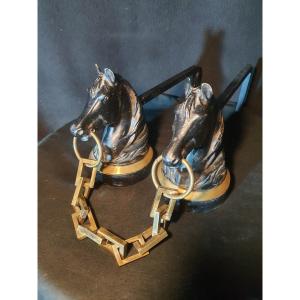 Paire de chenets têtes de chevaux dans le goût Jacques Adnet. 