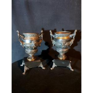 Paire de vases medicis aux sphinges.