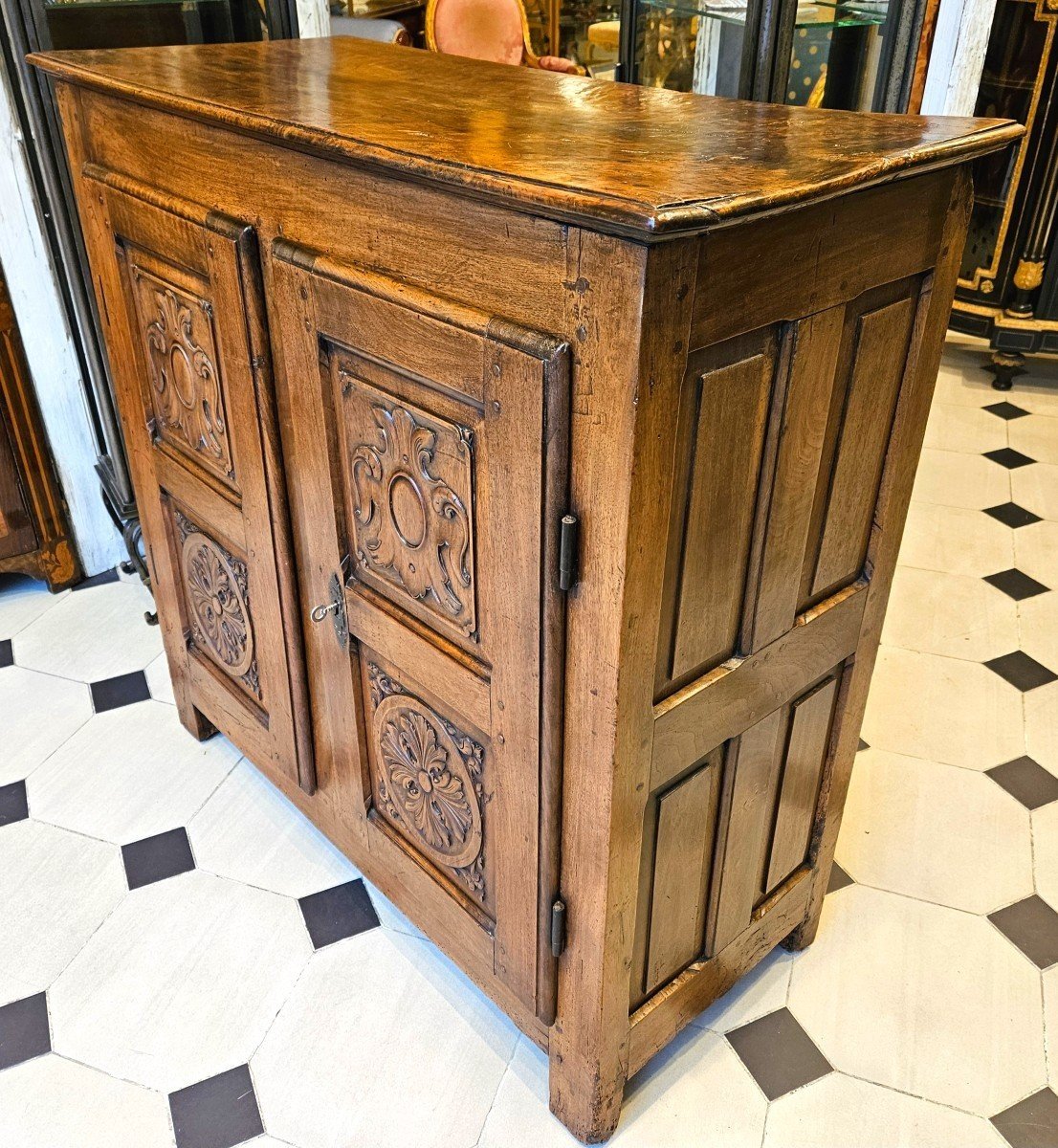 Petit Buffet à hauteur d'appui En Noyer du début du XVIIIème Siècle.-photo-2