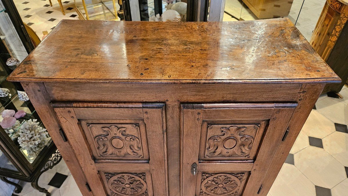 Petit Buffet à hauteur d'appui En Noyer du début du XVIIIème Siècle.-photo-4