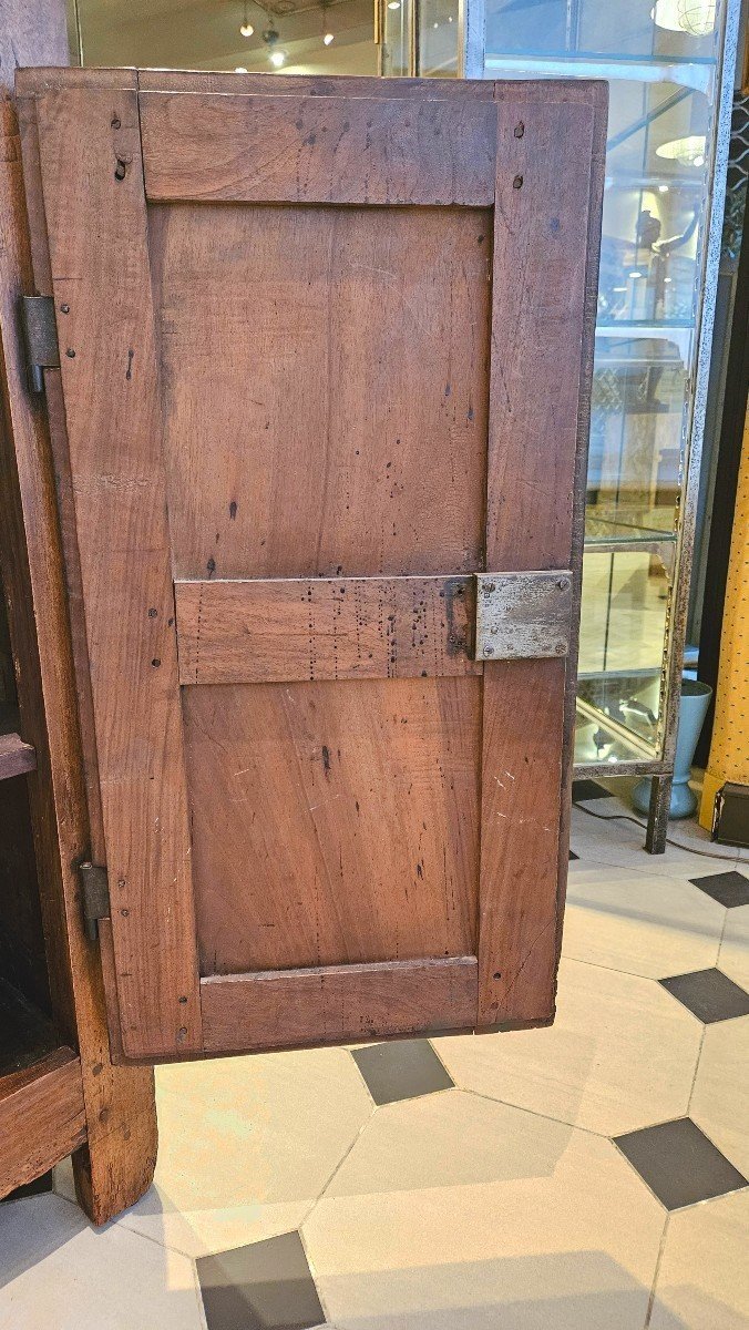 Petit Buffet à hauteur d'appui En Noyer du début du XVIIIème Siècle.-photo-7