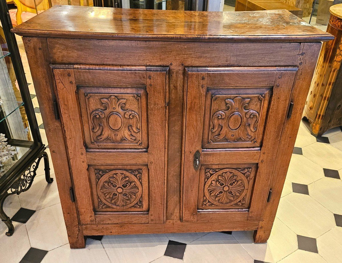Petit Buffet à hauteur d'appui En Noyer du début du XVIIIème Siècle.