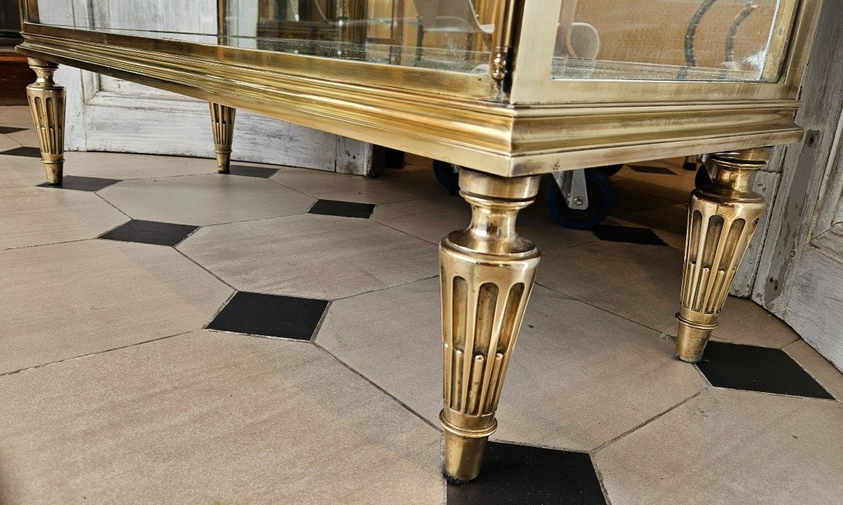 Vitrine De Magasin De Présentation En Bronze et laiton Style Louis XVI -Début Du XXème Siècle. -photo-1