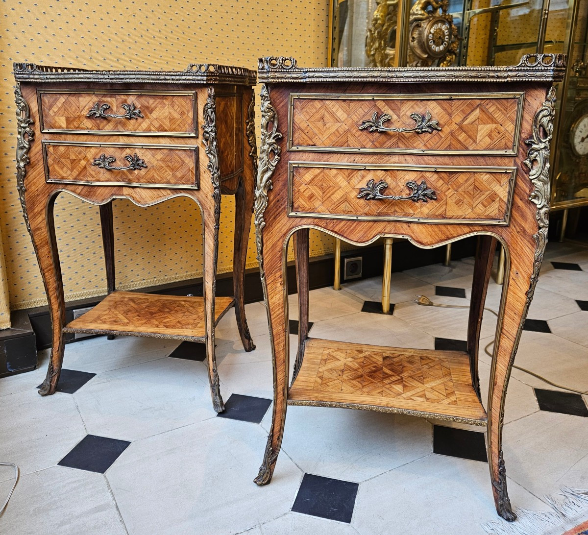 Paire de tables de salon, chevets de style régence époque 1900.-photo-4