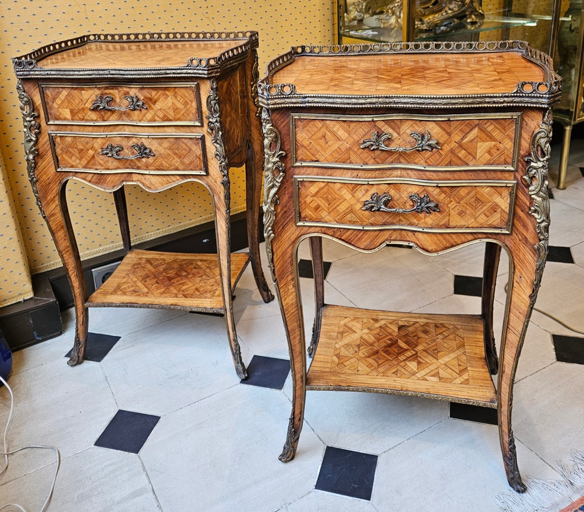 Paire de tables de salon, chevets de style régence époque 1900.
