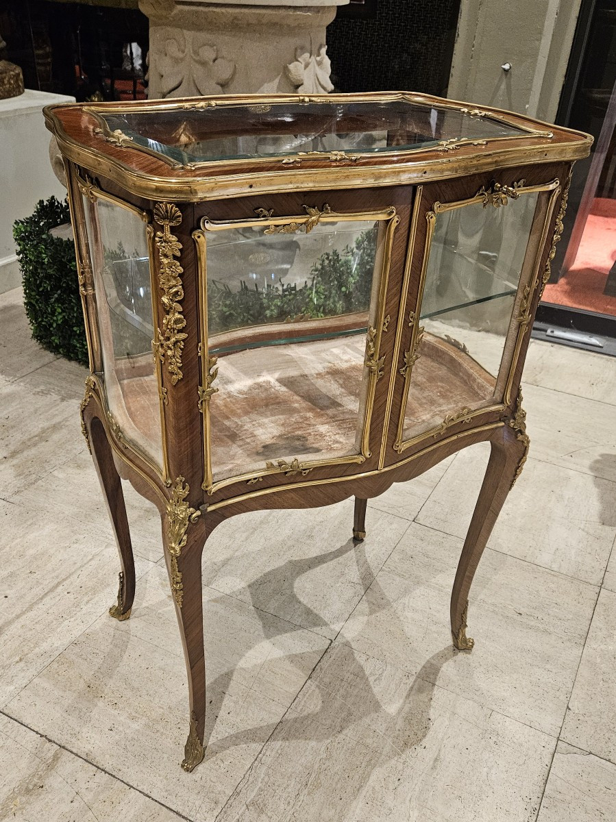 Petite vitrine de salon de style Louis XV Signée Boudet à Paris.