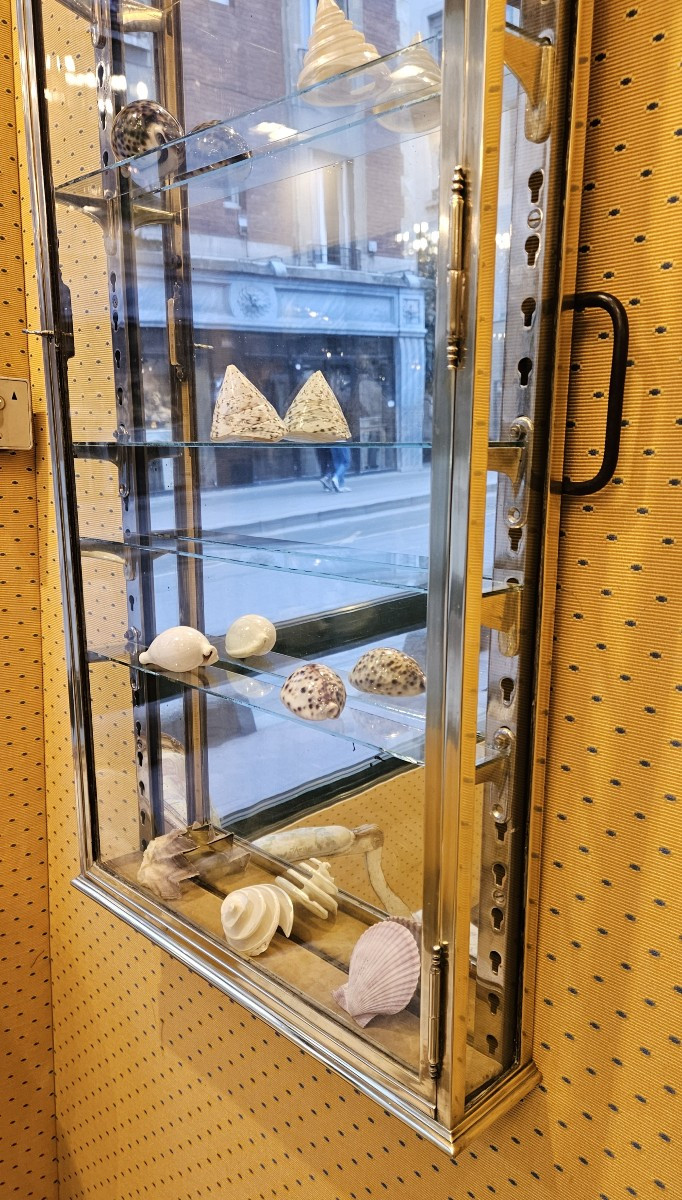 Petite vitrine murale en laiton début du XX° siècle.-photo-3