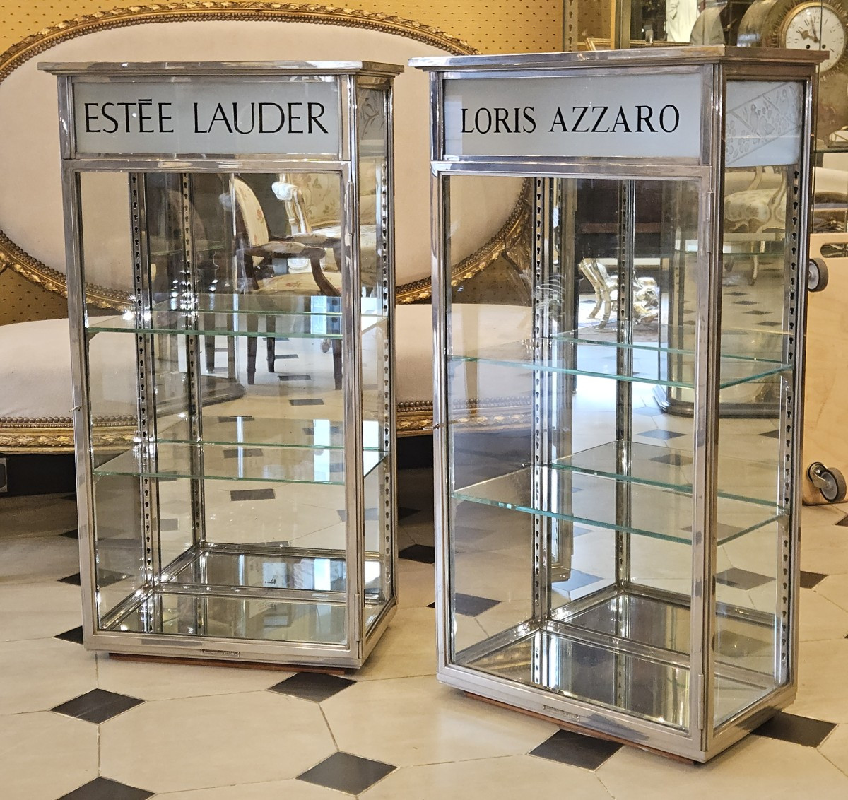 Paire de vitrines murales en laiton chromé par Siegel. Epoque Art- déco.