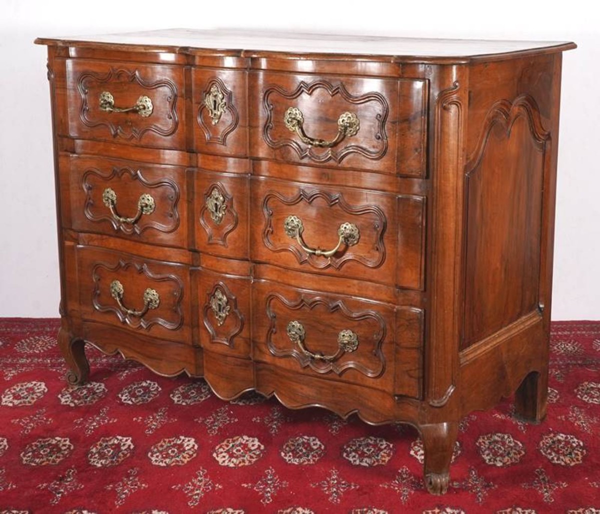 Commode époque Louis XV En Arbalète. Travail Provençal De La Région d'Aix En Provence. 